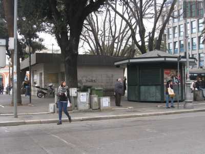 Nella vecchia Piazza Roma, ora meglio conosciuta come Piazza Aldo Moro, c�era un servizio davvero singolare.
Dove adesso si trova il gabbiotto dell�Amtab c�era un bagno diurno, cio� delle toilette interrate dove i viaggiatori che giungevano in stazione potevano rinfrescarsi e persino farsi la doccia